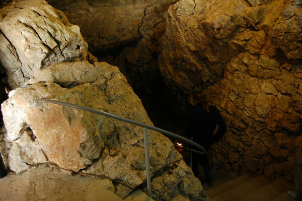пещера Эмине-Баир-Хосар, искусственно прорубленный вход в пещеру, подземная лестница
